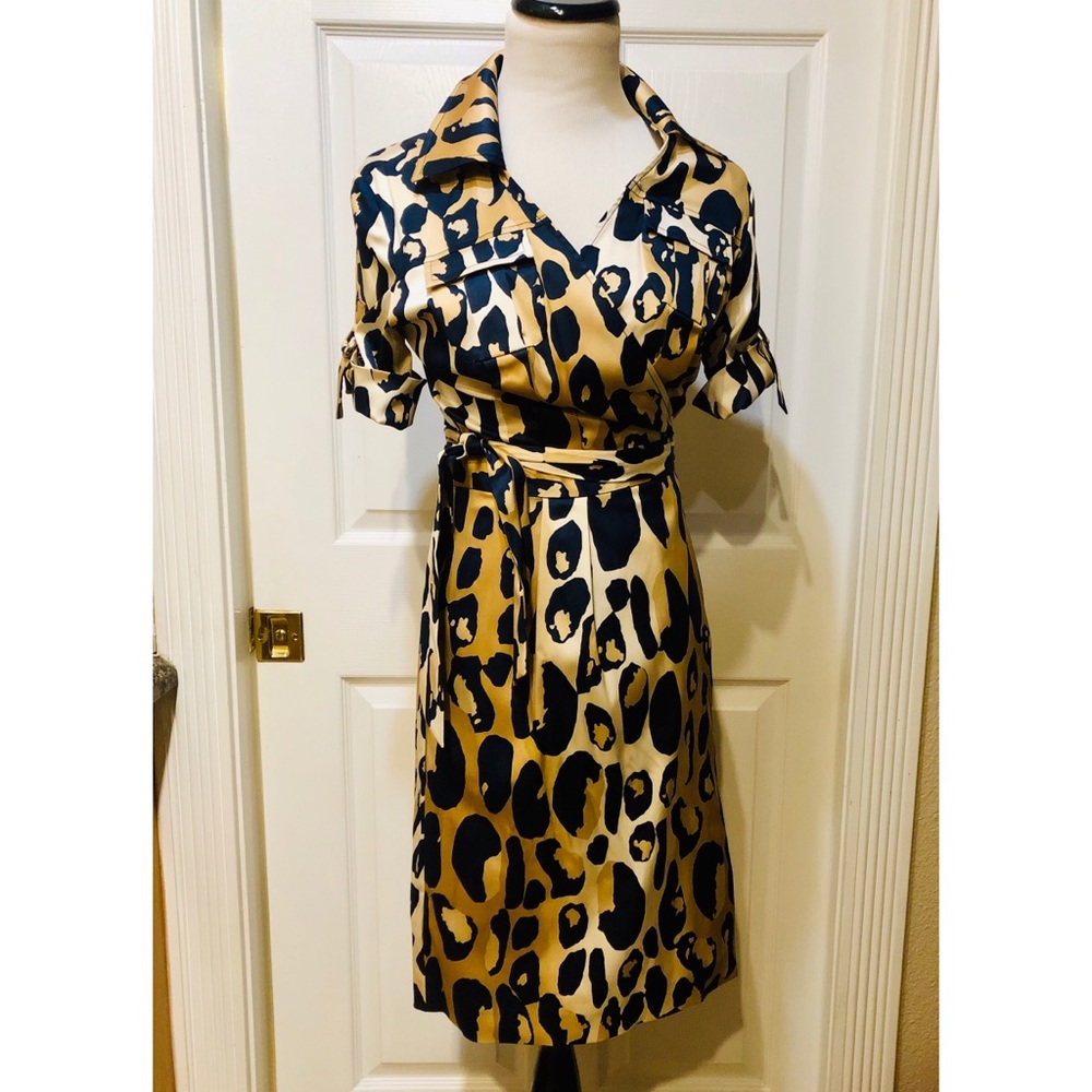 DVF Navy &Gold print short sleeve wrap dress!